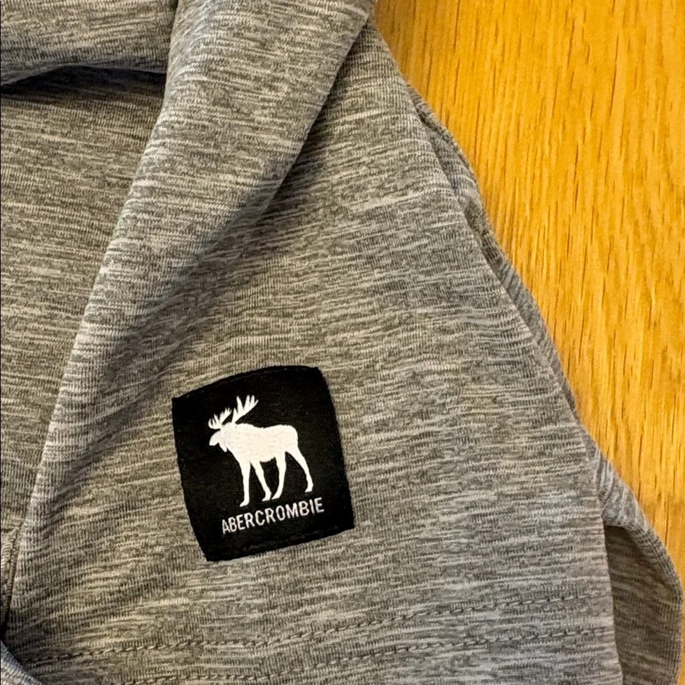 Kids Abercrombie & Fitch Gray Active Short-Sleeve Hoodie Set - age 5/6 - Picture 5 of 9